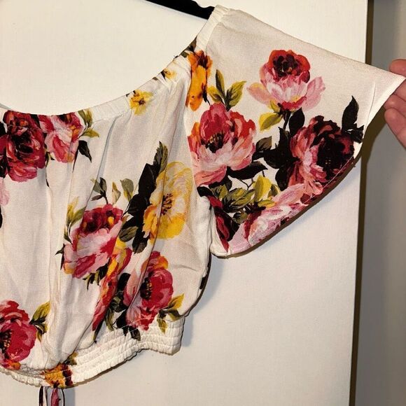 Kendall & Kylie Women’s White Pink Floral Flowy Boho Crop Top Medium NWOT - Picture 2 of 7